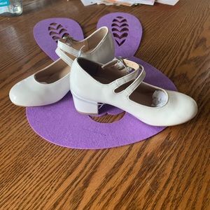 Girls white dress shoe